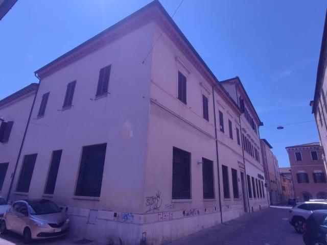 Locale Commerciale in vendita a Centro Storico, Marche