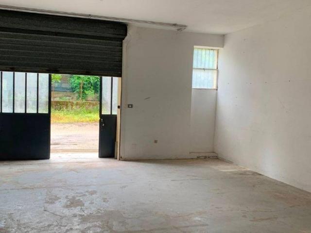 Locale Commerciale in vendita a Miralfiore, Marche