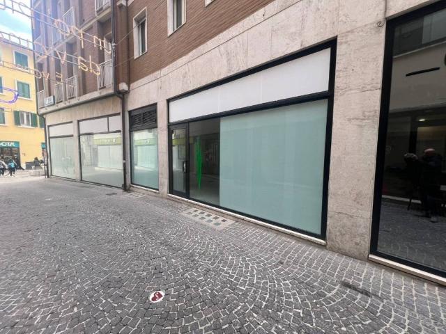 Locale Commerciale in vendita a Centro Storico, Marche
