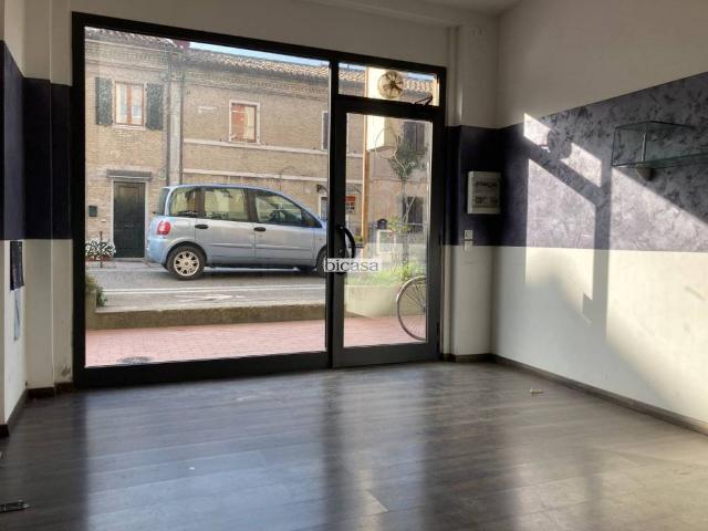 Locale Commerciale in vendita a Miralfiore, Marche