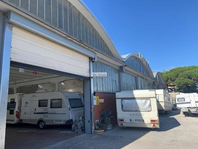 Locale Commerciale in vendita a Marche, Pesaro E Urbino