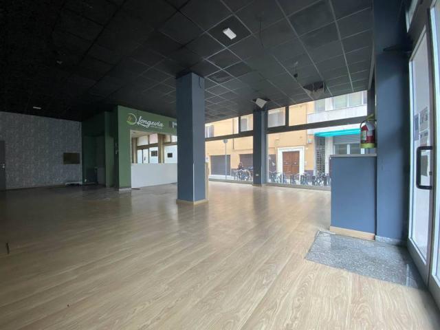 Locale Commerciale in vendita a Centro Storico, Marche