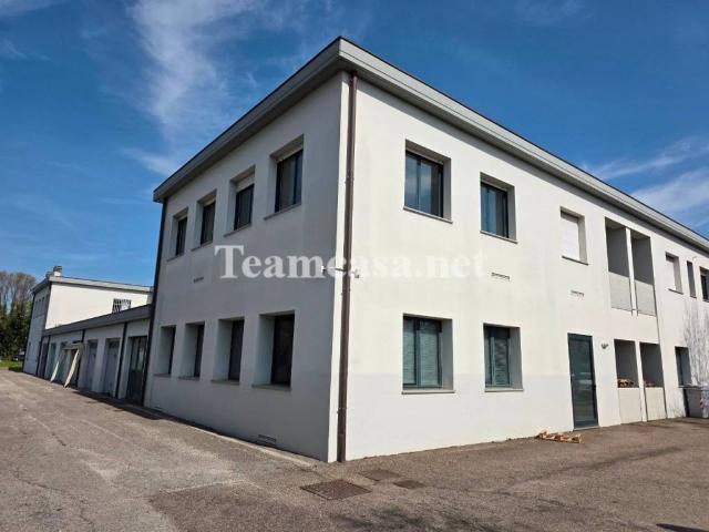 Locale Commerciale in vendita a Villa Fastiggi, Marche