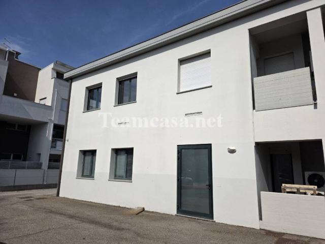 Locale Commerciale in vendita a Villa Fastiggi, Marche