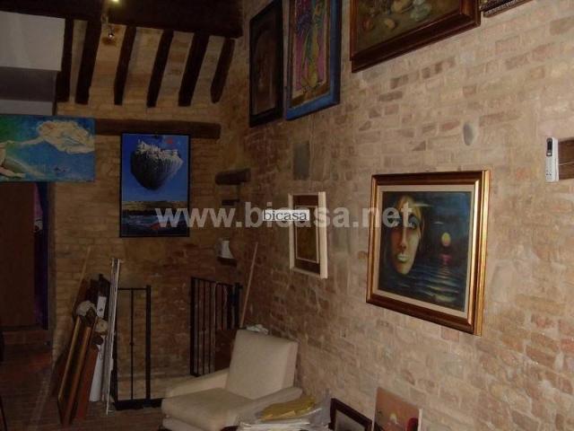 Locale Commerciale in vendita a Centro Storico, Marche