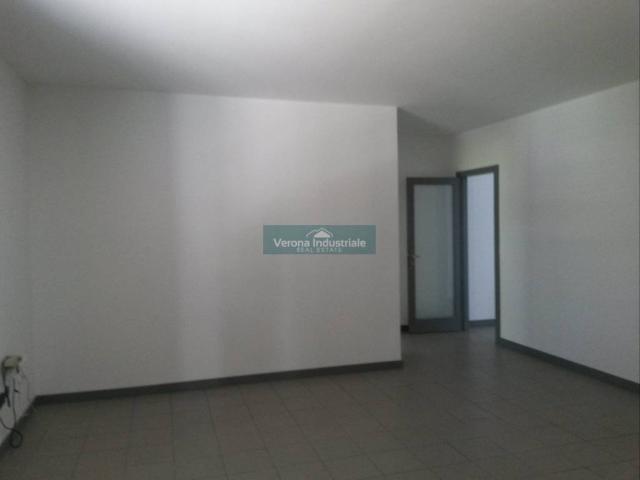 Locale Commerciale in vendita a Balconi, Pescantina