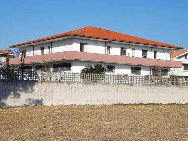 Locale Commerciale in vendita a Villa del Fuoco, Pescara