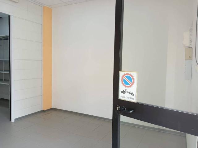 Locale Commerciale in vendita a Rancitelli, Pescara