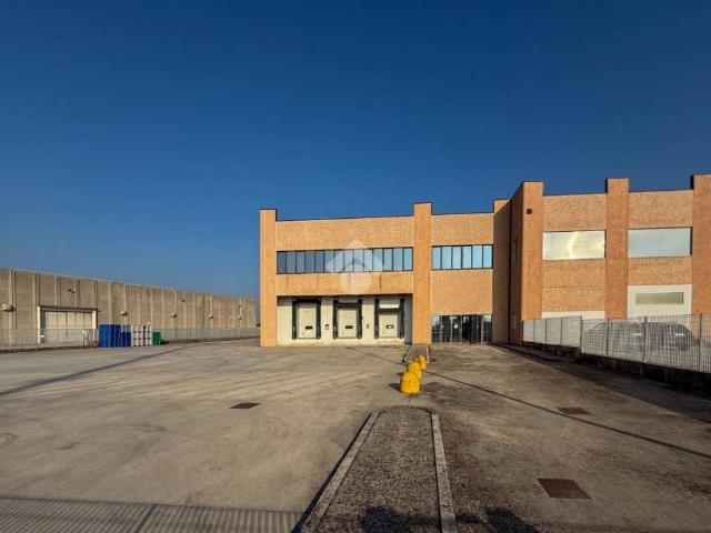 Locale Commerciale in vendita a Pieve Terzagni, Lombardia