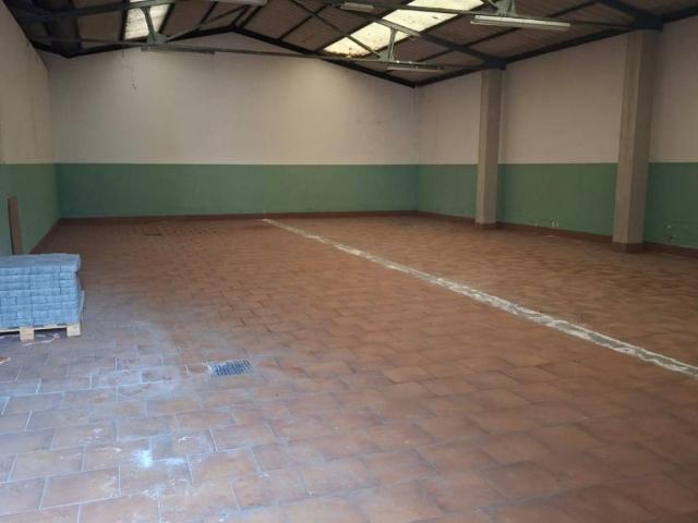 Locale Commerciale in vendita a Pescate, Lombardia