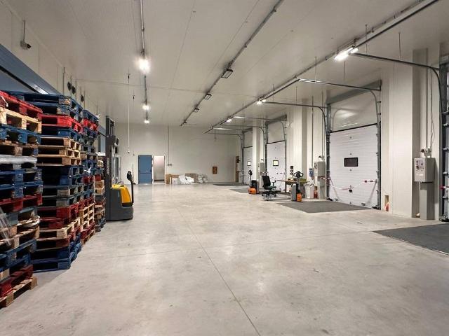 Locale Commerciale in vendita a Mezzate, Peschiera Borromeo