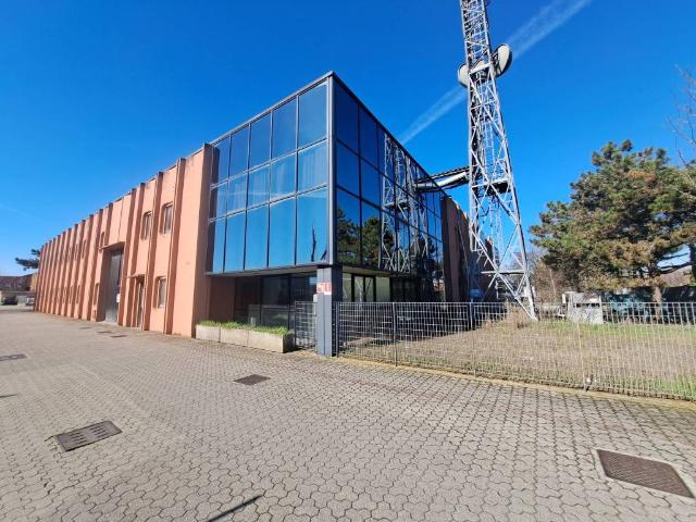 Locale Commerciale in vendita a Peschiera Borromeo, Lombardia