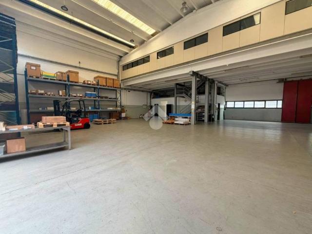 Locale Commerciale in vendita a Peschiera Borromeo, Lombardia