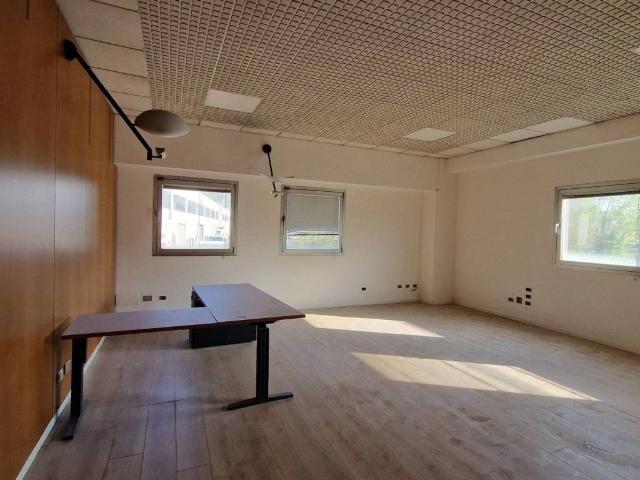 Locale Commerciale in vendita a Mezzate, Peschiera Borromeo