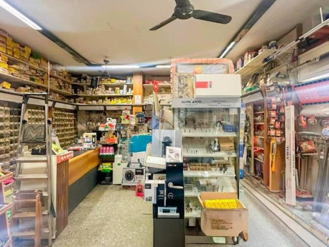 Locale Commerciale in vendita a Bellaria, Peschiera Borromeo
