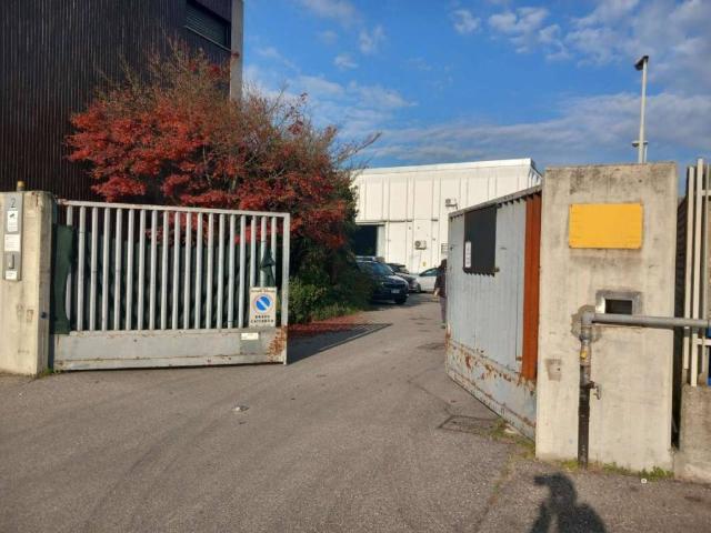 Locale Commerciale in vendita a Mezzate, Peschiera Borromeo