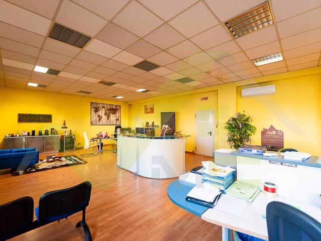 Locale Commerciale in vendita a Peschiera Borromeo, Lombardia