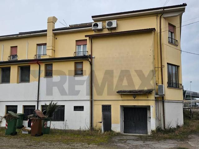 Locale Commerciale in vendita a Peschiera Del Garda, Veneto