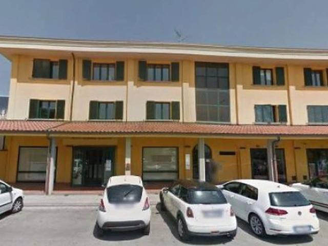 Locale Commerciale in vendita a Ricciano, Uzzano E Castello