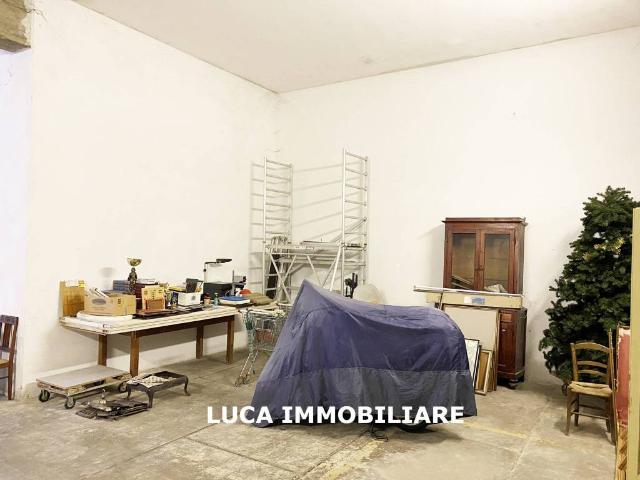 Locale Commerciale in vendita a Uzzano E Castello, Toscana