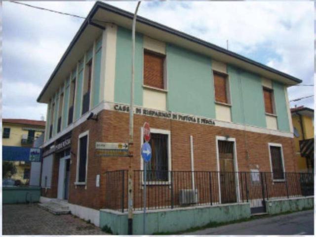 Locale Commerciale in vendita a Alberghi, Uzzano E Castello
