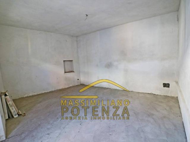 Locale Commerciale in vendita a Ricciano, Uzzano E Castello