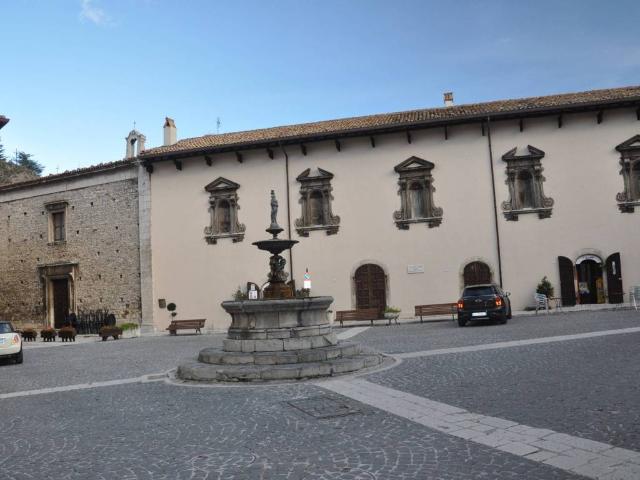 Locale Commerciale in vendita a Pescocostanzo, Abruzzo