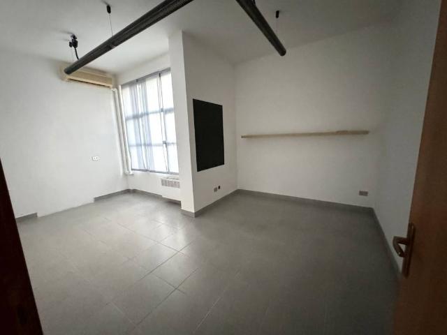 Locale Commerciale in vendita a Pessano Con Bornago, Lombardia