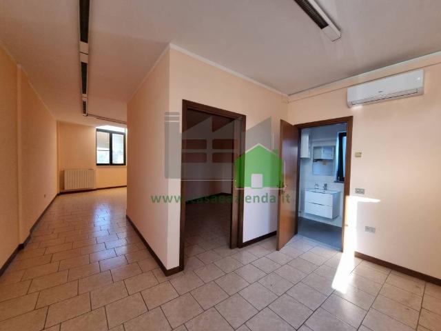 Locale Commerciale in vendita a Pessano Con Bornago, Lombardia
