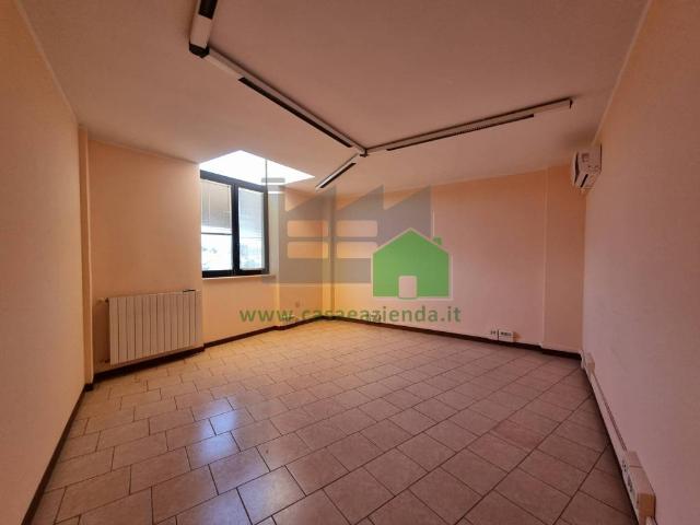 Locale Commerciale in vendita a Pessano Con Bornago, Lombardia