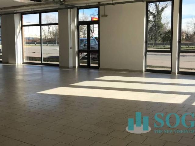 Locale Commerciale in vendita a Pessano Con Bornago, Lombardia