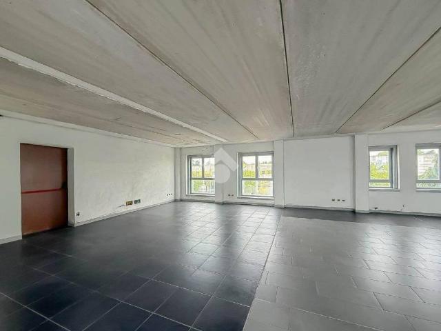 Locale Commerciale in vendita a Pessano Con Bornago, Lombardia