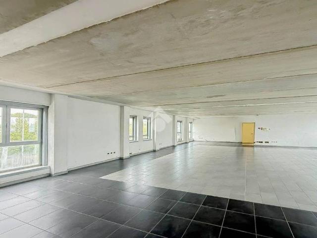 Locale Commerciale in vendita a Pessano Con Bornago, Lombardia