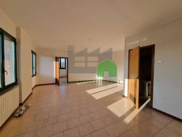 Locale Commerciale in vendita a Pessano Con Bornago, Lombardia