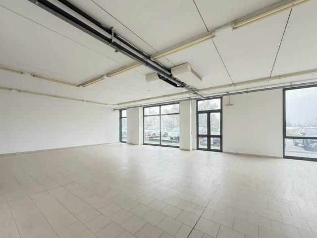 Locale Commerciale in vendita a Pessano Con Bornago, Lombardia