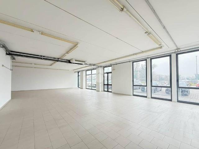 Locale Commerciale in vendita a Pessano Con Bornago, Lombardia