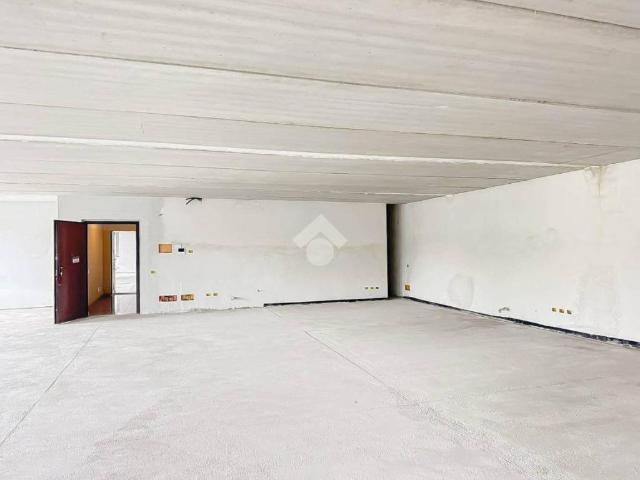 Locale Commerciale in vendita a Pessano Con Bornago, Lombardia