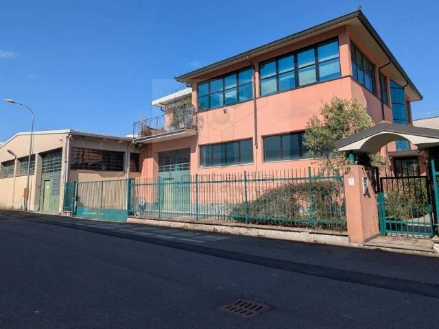 Locale Commerciale in vendita a Pessano Con Bornago, Lombardia