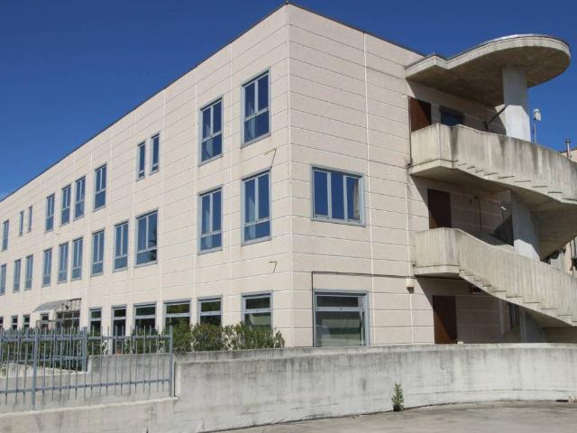 Locale Commerciale in vendita a Pessano Con Bornago, Lombardia