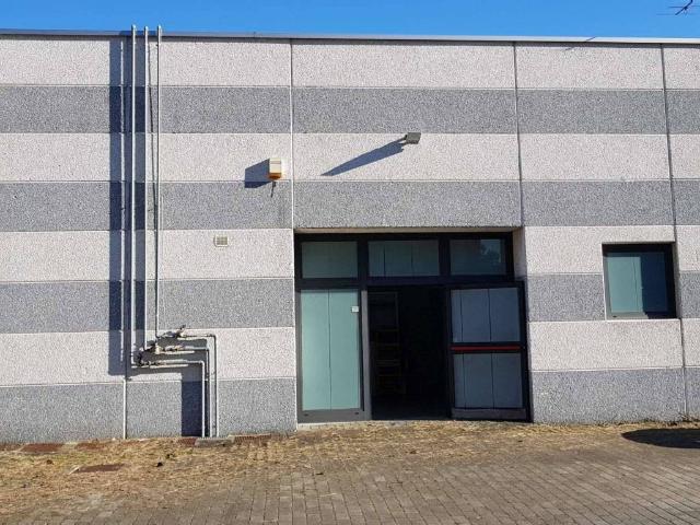 Locale Commerciale in vendita a Pessano Con Bornago, Lombardia