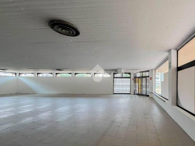 Locale Commerciale in vendita a Pessano Con Bornago, Lombardia