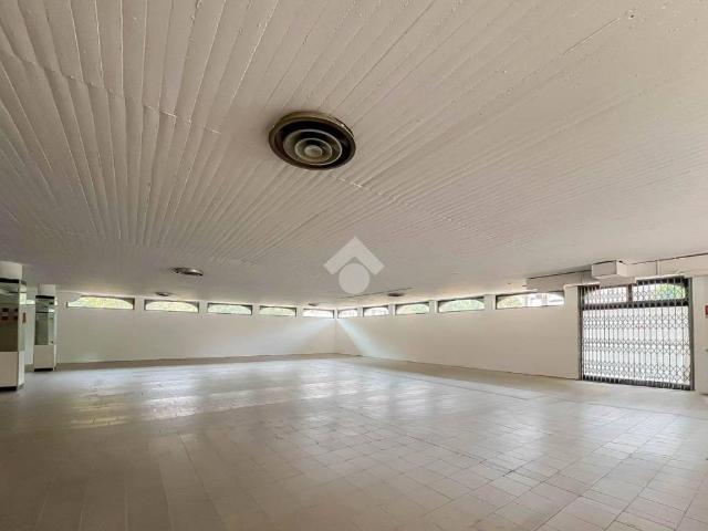 Locale Commerciale in vendita a Pessano Con Bornago, Lombardia