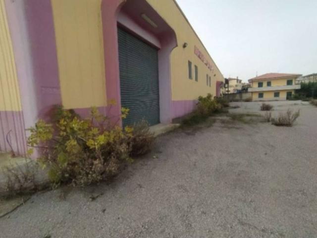 Locale Commerciale in vendita a Calabria, Crotone