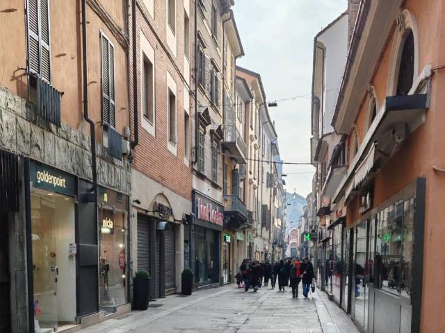 Locale Commerciale in vendita a Piacenza, Reggio Emilia