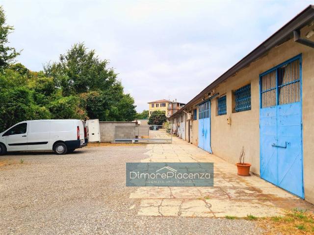 Locale Commerciale in vendita a Borgotrebbia, Piacenza