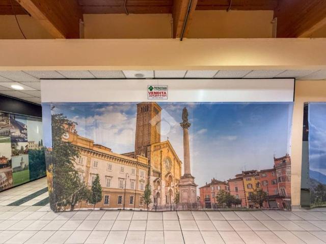Locale Commerciale in vendita a Piacenza, Reggio Emilia