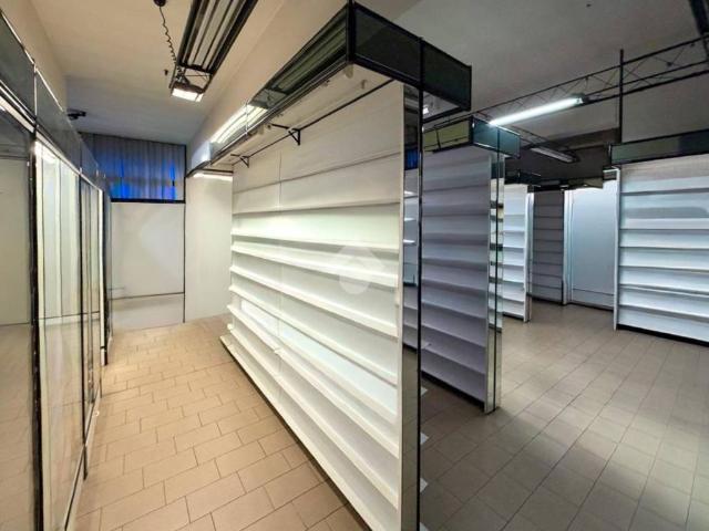 Locale Commerciale in vendita a Piacenza, Reggio Emilia
