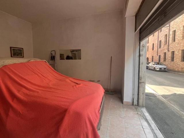 Locale Commerciale in vendita a Infrangibile, Piacenza