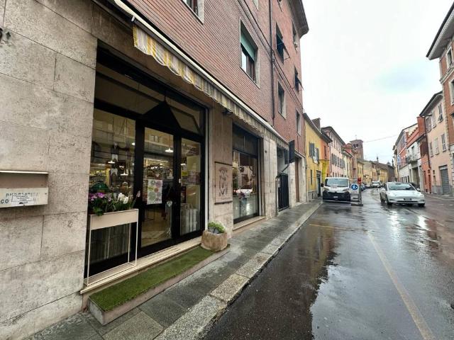 Locale Commerciale in vendita a Baia del Re, Piacenza