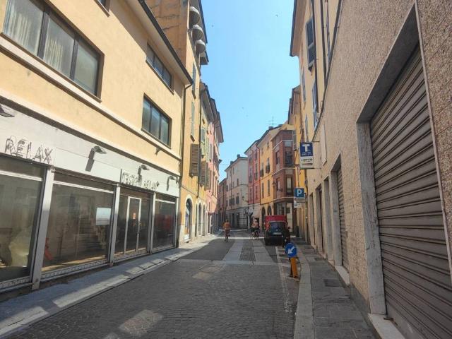 Locale Commerciale in vendita a Infrangibile, Piacenza